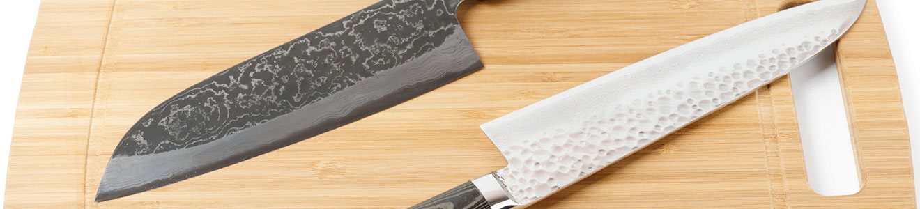 Damastmesser Set auf Holzschneidebrett