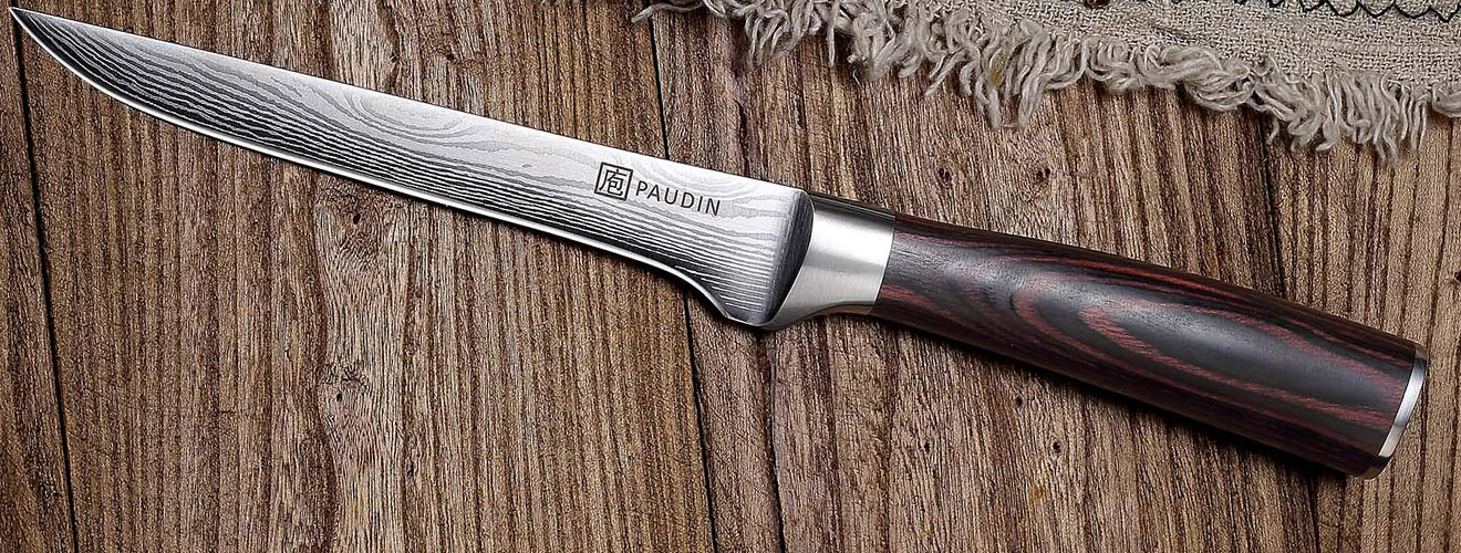 Filetiermesser auf Holztisch